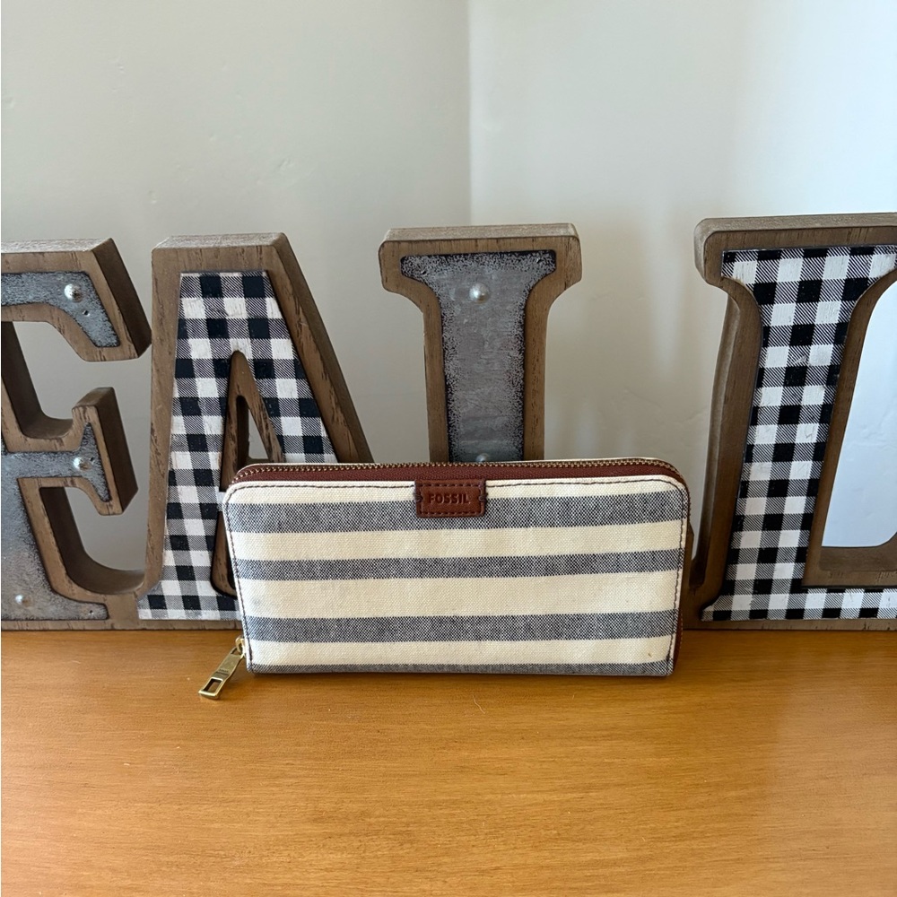 Fossil Gray and Cream Striped Wallet